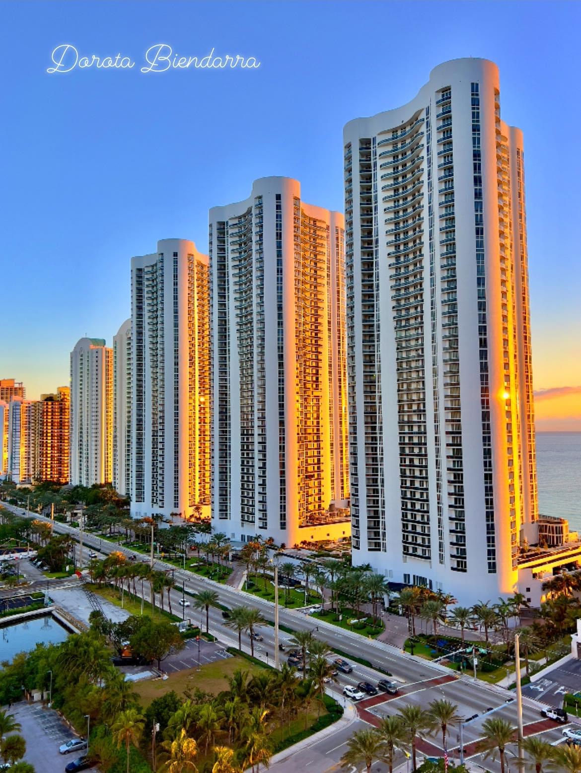 Edifícios de luxo na Flórida ao entardecer